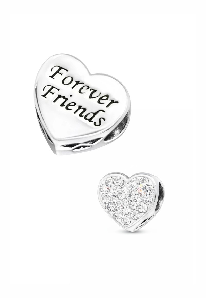Due charm a forma di cuore: uno in argento con la scritta "Amici per sempre" incisa, l'altro incrustato con cristalli trasparenti, entrambi con metallo lucido.