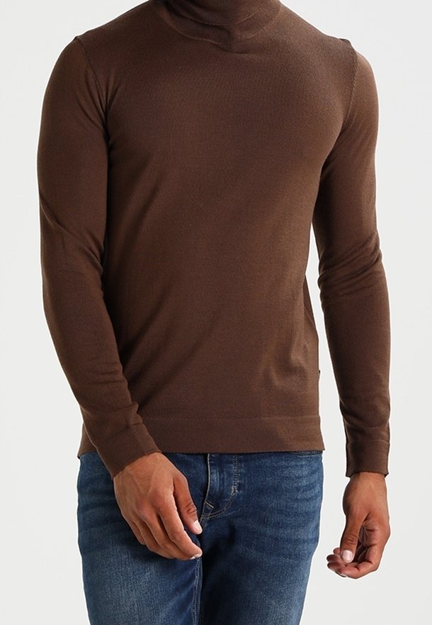 Brun polotröja i en åtsittande design med långa ärmar, ribbat mönster och en slät finish, kombinerad med blå jeans.