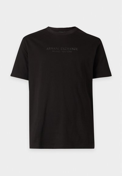 Черен тишърт с къси ръкави Armani Exchange с обло деколте и релефен текст Milano New York на гърдите.