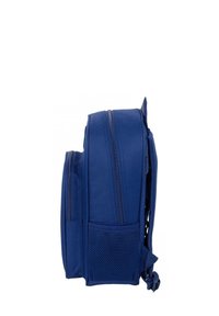 Zaino di tessuto blu con doppia cerniera, tasca laterale in rete e spallacci regolabili. Materiale resistente e forma strutturata ne migliorano la durata.