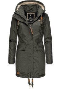 Parka jacket verde scuro con zip, cappuccio foderato in pelliccia, tasche frontali, cordini regolabili e dettagli in pelle marrone.