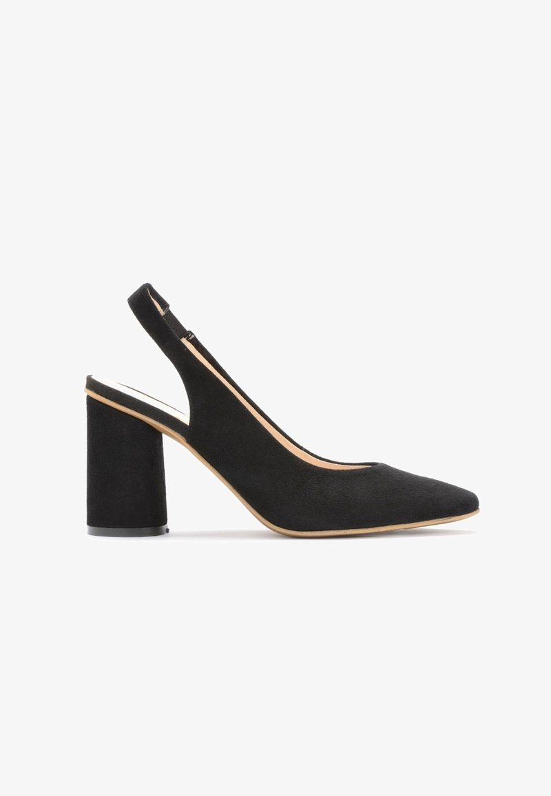 Escarpin slingback en daim noir avec bout pointu et talon bloc moyen et épais, bordure beige le long du bord intérieur.