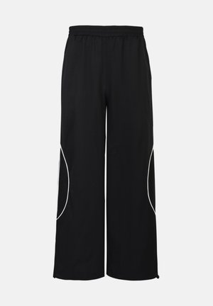 Μαύρο αθλητικό παντελόνι με φαρδιά γραμμή, ελαστική μέση και λευκή λεπτομέρεια σε piping κατά μήκος των πλευρών. Κατασκευασμένο από ελαφρύ υλικό.