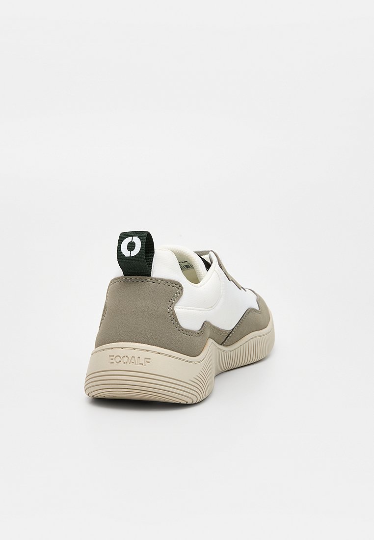 Zapatilla blanca y verde oliva con parte superior de tela texturizada, suela de goma y lengüeta trasera en contraste con un logo. Marca Ecoalf visible.