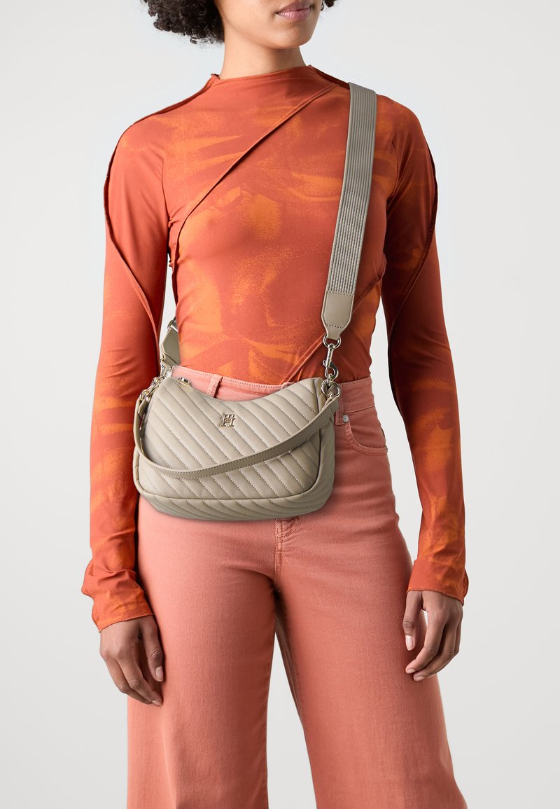 Tommy Hilfiger POPPY REFORM SHOULDER BAG - Borsa a mano - beige