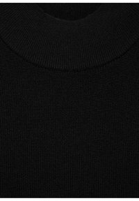 Gros plan d'un tissu en maille noire montrant un col roulé côtelé et un motif tricoté texturé sur le pull.
