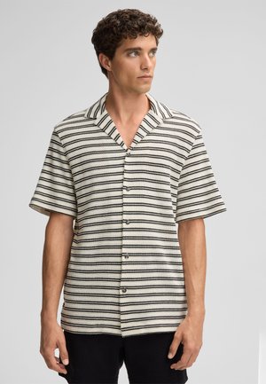 Chemise à manches courtes avec un col. Présente des rayures horizontales noires et blanches. Tissu léger avec une texture subtile.