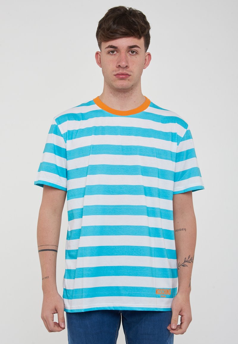 T-shirt a righe con strisce orizzontali blu chiaro e bianche, colletto arancione a tinta unita e un piccolo logo arancione in basso.