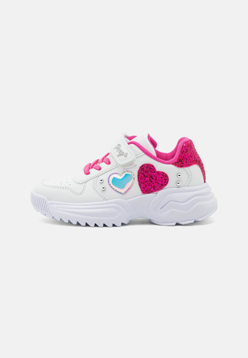 Weiße Sportausrüstung mit pinken Akzenten, glitzernden Herzdetails und einem Klettverschluss. Verfügt über ein strukturiertes Obermaterial und eine klobige Sohle für besseren Halt.
