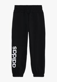 Zwarte sweatpants van zacht materiaal, met een elastische tailleband en boorden. Het linkerbeen heeft een groot wit 'adidas'-logo.
