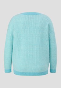 Hellblaues Strickpullover mit lockerer Passform, der eine gerippte Textur aufweist und kontrastierende dunkelblaue Rippungen an den Bündchen und dem Saum hat.