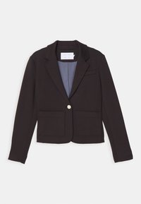 Černý zkrácený blazer vyrobený z měkké látky; má klopový límec, zapínání na přední knoflík a dvě přední kapsy. Podšívka v kontrastní modré barvě.