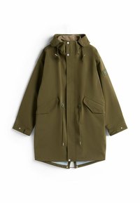 Wodoodporna parka w kolorze oliwkowej zieleni z kapturem ze sznurkiem, bocznymi kieszeniami oraz zapięciami na zatrzaski i guziki. Gładka tkanina z lekką podszewką wewnętrzną.