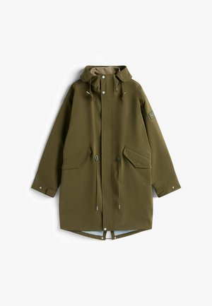 Wodoodporna parka w kolorze oliwkowej zieleni z kapturem ze sznurkiem, bocznymi kieszeniami oraz zapięciami na zatrzaski i guziki. Gładka tkanina z lekką podszewką wewnętrzną.