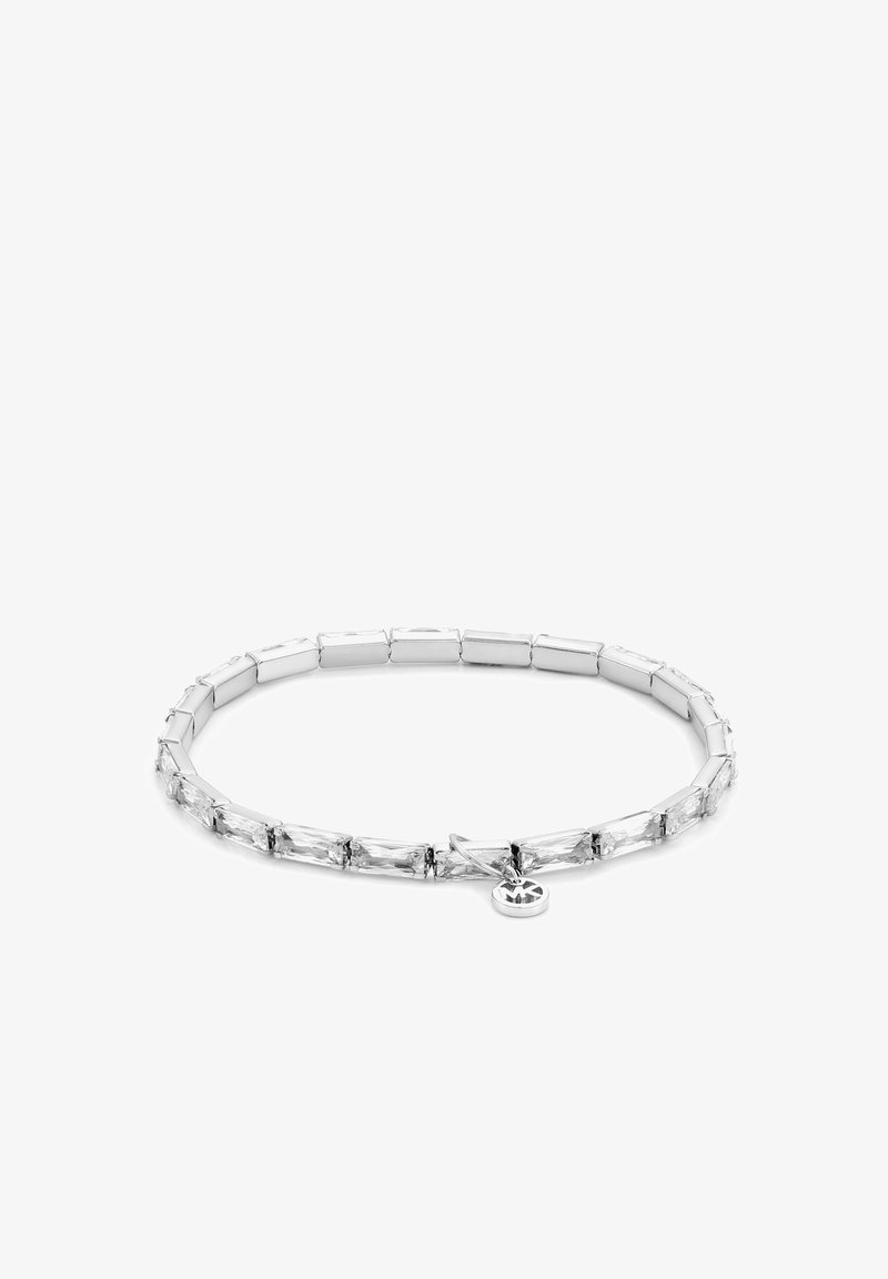 Bracelet en argent avec des pierres rectangulaires transparentes en design chaîne, orné d'un petit pendentif. Les maillons en métal lisse rehaussent l'apparence.