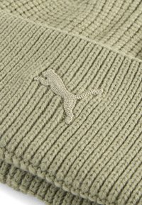 Beanie a maglia verde oliva con texture a coste, caratterizzato da un logo Puma ricamato in rilievo di una tonalità più chiara.