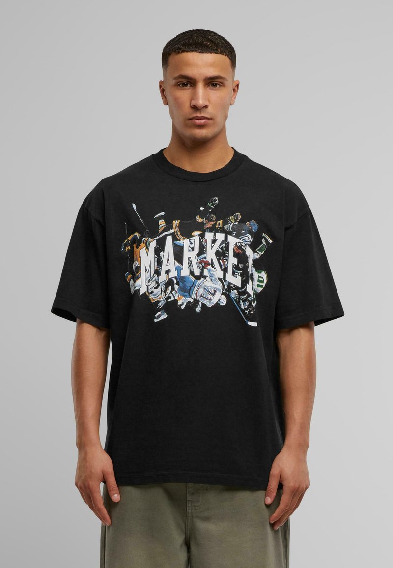Sorte bomulds t-shirt med en grafisk print med ordet "MARKER," der viser forskellige hockeyspillere i aktion. Korte ærmer, afslappet pasform.