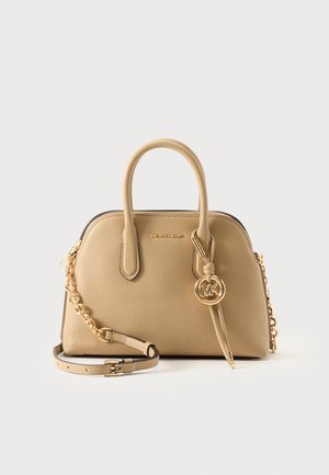 Sac à main en cuir beige texturé avec double poignée, bandoulière chaîne dorée et pendentif logo Michael Kors doré sur fond uni.