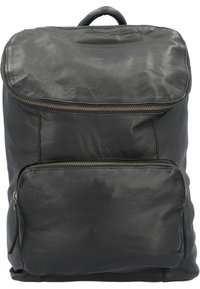 Svart läderryggsäck med mjuk textur, utrustad med dragskoöverdel, framficka med dragkedja och ett handtag på toppen för bärande.