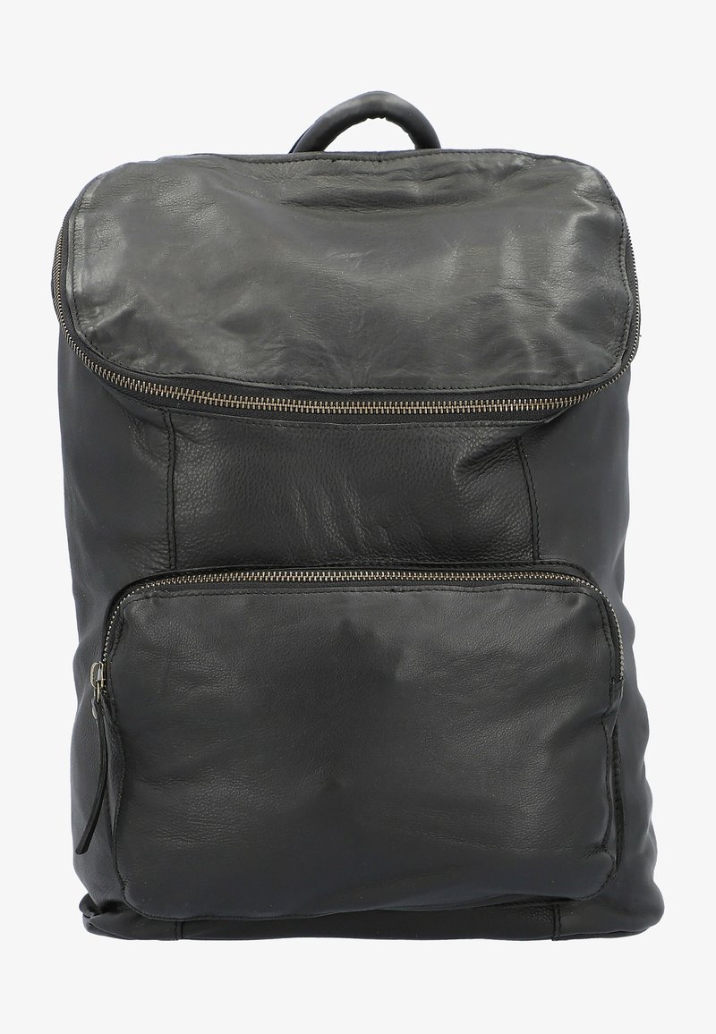 Svart läderryggsäck med mjuk textur, utrustad med dragskoöverdel, framficka med dragkedja och ett handtag på toppen för bärande.