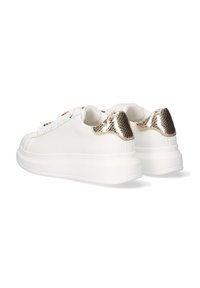 Zapatillas blancas con un upper de cuero suave, que cuentan con un acento de estampado de serpiente en dorado metálico en el talón y una suela gruesa blanca.
