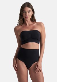 Bikini top a bandeau nero con dettaglio arricciato, abbinato a bikini bottom nero a vita alta. Texture liscia, silhouette elegante.