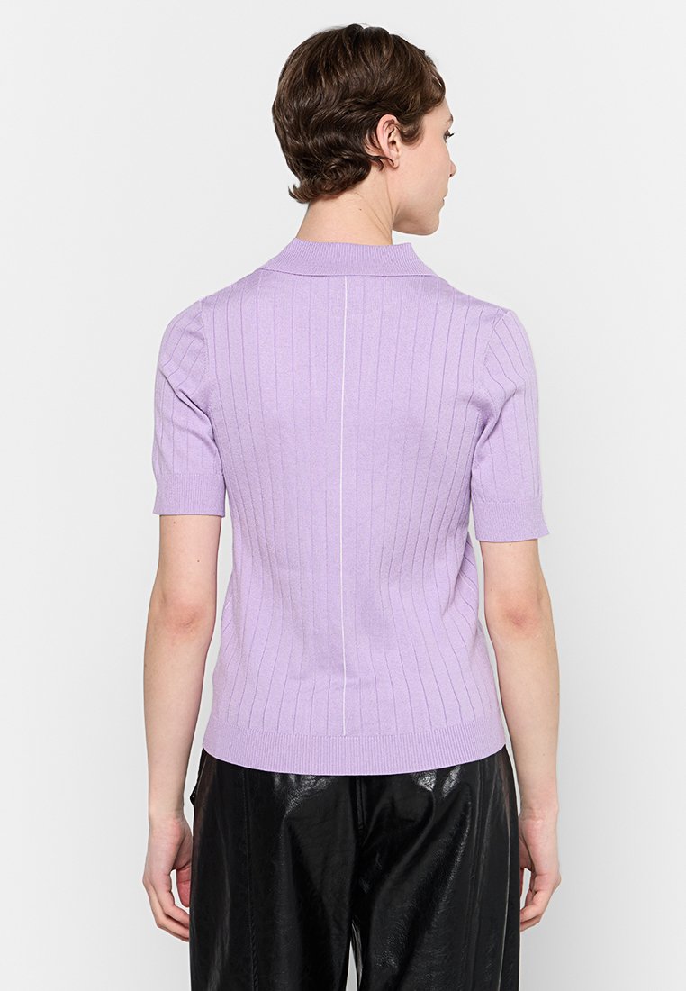 Lila kurzärmliges Strickoberteil mit gerippter Struktur, einem Polokragen und einer geraden Naht, die senkrecht über den Rücken verläuft.