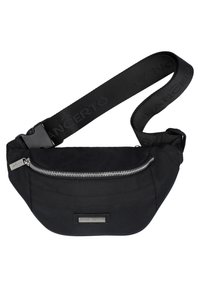 Czarna materiałowa nerka o zaokrąglonym kształcie, z zamykaną na zamek kieszenią z przodu, plakietką z logo, regulowanym paskiem oraz gładką powierzchnią.