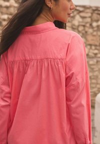 Next COVER-UP REGULAR FIT - Pludmales piederums - coral pink