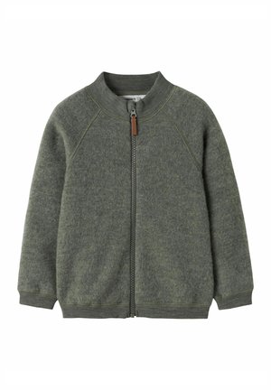 Veste grise à fermeture éclair avec un col et des poignets côtelés, fabriquée en tissu doux et texturé. Caractérisée par des manches raglan et un tirette de fermeture éclair en cuir marron.