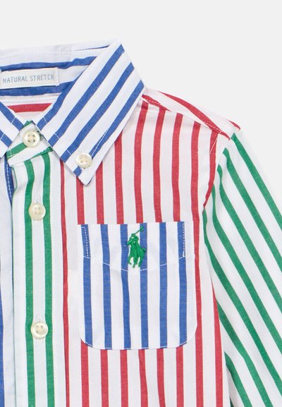 Camisa colorida e riscada com linhas horizontais vermelhas, verdes e azuis, feita de um tecido leve, com colarinho e bolso de patch.