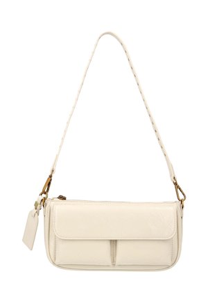 Piccola borsa a tracolla in pelle color crema con tasca frontale a patta, chiusure in metallo color oro e tracolla regolabile con dettagli cuciti.