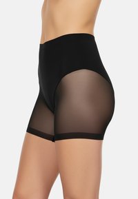 I pantaloni short neri a vita alta presentano un tessuto opaco solido nella parte superiore e una sezione inferiore in rete trasparente, con una texture liscia e una cintura elastica.