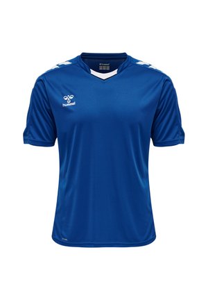 Camiseta deportiva azul de manga corta con detalles en forma de chevron blancos en los hombros y logotipo blanco de Hummel en el pecho.