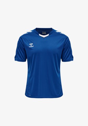 Camiseta deportiva azul de manga corta con detalles en forma de chevron blancos en los hombros y logotipo blanco de Hummel en el pecho.