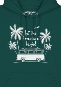 Türkisfarbenes Hoodie mit einem weißen Grafikdesign eines Vintage-Vans, umgeben von Palmen, mit einem Surfbrett oben drauf und dem Text "Lass das Abenteuer beginnen!"