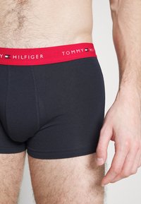 Tommy Hilfiger SIGNATURE TRUNK 3 PACK - Calzoncillos - shocking blue/primary red/carbon