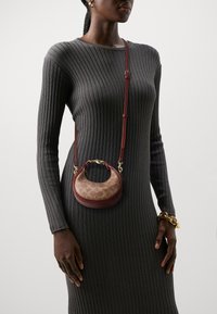 COACH SIGNATURE JONIE BAG - Torba preko tijela - tan rust