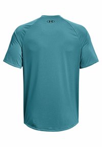 Turkusowa koszulka sportowa z krótkim rękawem, wykonana z teksturowanej tkaniny, z okrągłym dekoltem i czarnym logo z tyłu, blisko kołnierza.