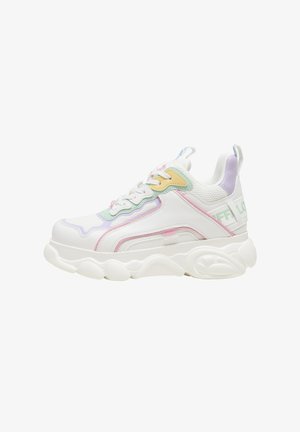 Zapatilla deportiva blanca y gruesa con detalles en verde pastel, rosa, amarillo y morado y suela gruesa y texturizada vista de lado.