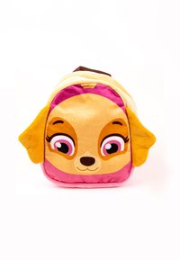 Zaino per bambini in peluche a forma di cane, con orecchie gialle, faccia rosa e grandi occhi espressivi su una superficie di stoffa morbida.