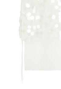 Biała bluzka z warstwą błyszczących cekinów na wierzchu oraz solidną tkaniną jako bazą. Posiada sznurki na dole do regulacji.