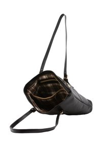 Zwarte leren handtas met een verstelbare schouderband, ritssluiting en een binnenvoering van ruitpatroon. Bevat meerdere vakken voor organisatie.