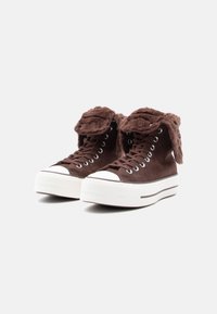Braune Wildleder-Hochtop-Sneaker mit plüschigem Zungenbereich, Schnürung an der Vorderseite, weißer Gummisohle und kontrastierenden braunen Akzenten.