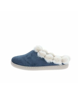 Zapatilla azul de poner y quitar con pompones blancos y esponjosos a lo largo de la abertura y suela beige claro.