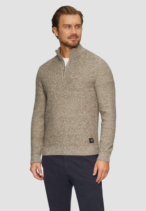 Strickpullover in strukturiertem Hellbraun mit Reißverschlusskragen; gerippte Bündchen und Saum; verfügt über ein kleines schwarzes Logo-Tag.