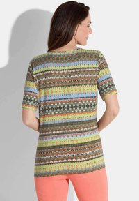 Multikleurige top met korte mouwen, versierd met een gevarieerd geometrisch en bloemmotief in groen, bruin en blauw, met een ontspannen pasvorm.