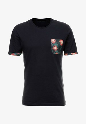Schwarzes T-Shirt mit kurzen Ärmeln, das eine florale Tasche und gemusterte Bündchen aufweist. Hergestellt aus weicher Baumwolle mit lockerer Passform und rundem Ausschnitt.