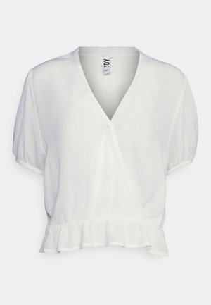 Blusa blanca de manga corta con escote en V y frente cruzado, tela ligera con textura, cintura elástica y detalle de volante en el dobladillo.