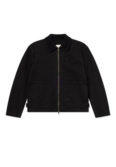 Μαύρο μπουφάν με γιακά, εμπρόσθιο φερμουάρ, δύο μεγάλες μπροστινές τσέπες και μία μικρή στο στήθος, κατασκευασμένο από ανθεκτικό ύφασμα.